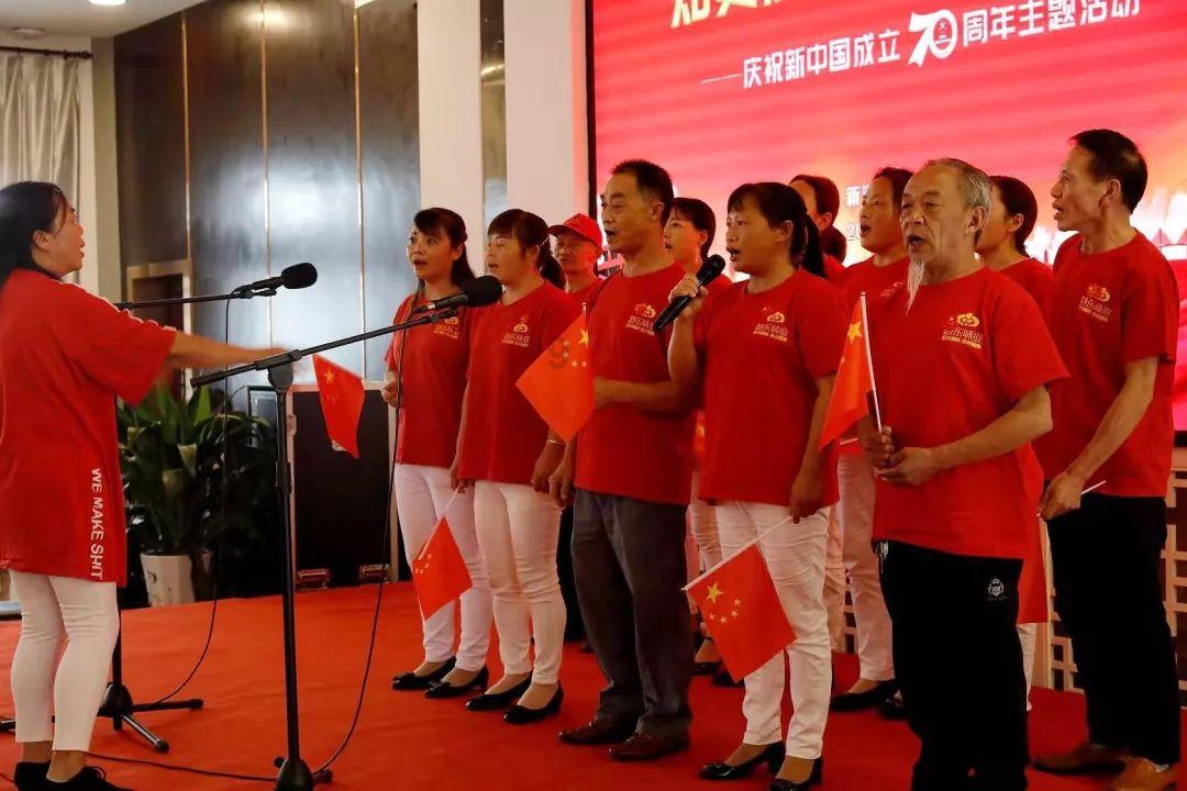 福鼎有烧烤摊主因等待生意时感觉太冷了，便就地生火取暖...