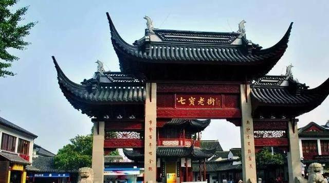 可爱女孩参加宴会